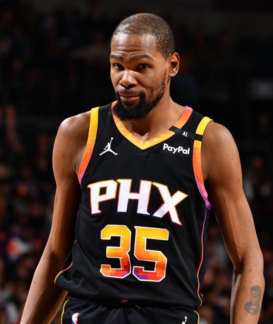 星空-关于杜兰特连续十五场比赛得分超过锐不可当，湖人不断突破！引发球迷热议的信息